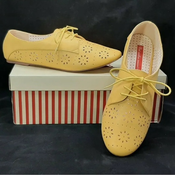 BAIT Shoes - NEW B.A.I.T. Yellow Flower Cutout Lace Up ModCloth Oxford Flats Size 8.5
